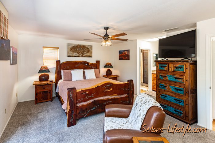 For Sale - 155 S Canyon Diablo #6, Village of Oak Creek - Call Sheri Sperry Coldwell Banker Realty at 928.274.7355 for more info. Great Room